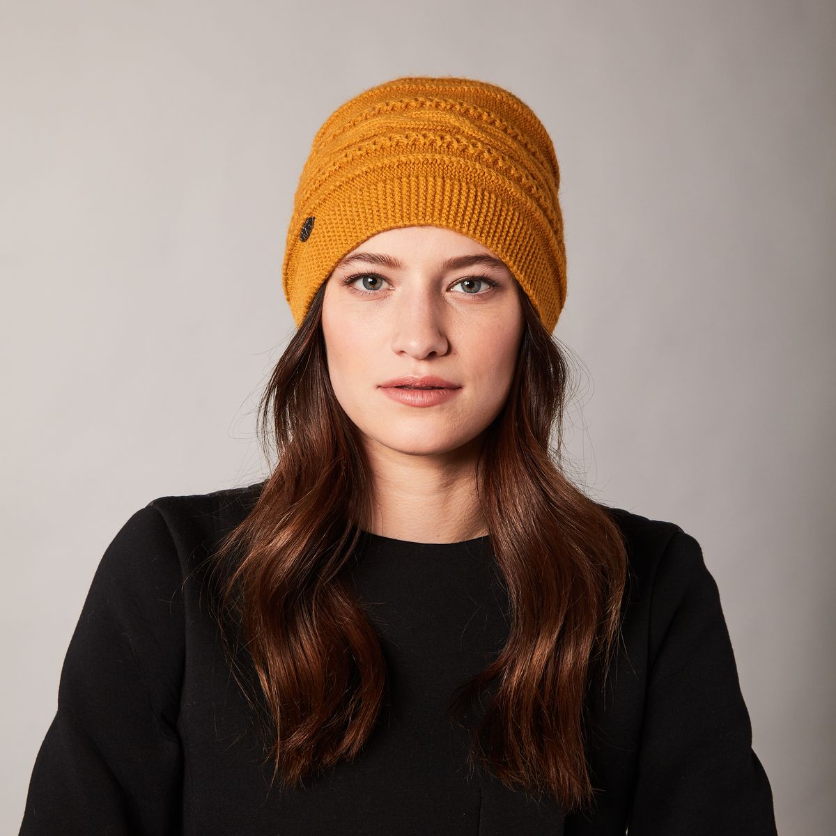 BELLIA - BEANIE WITH CHAIN PATTERN