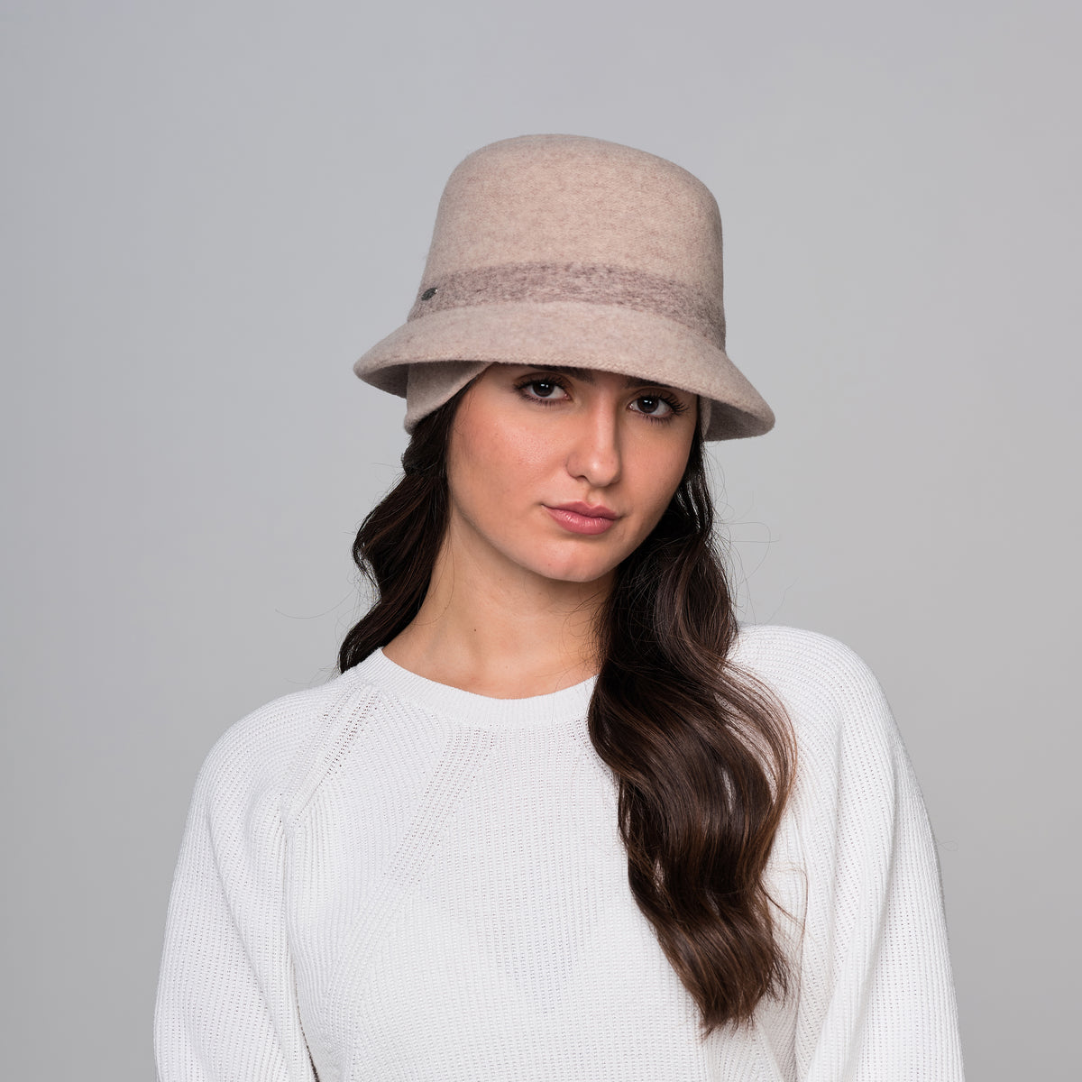 CLAUDEL - CHAPEAU CLOCHE AVEC RABAT D'OREILLE