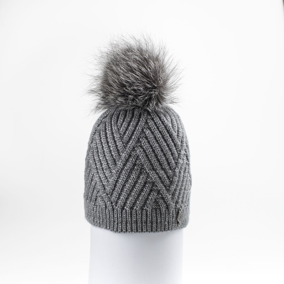 CHEVRON BEANIE WITH UPCYCLED FUR POM GOLF  7900 GREY ONE SIZE  